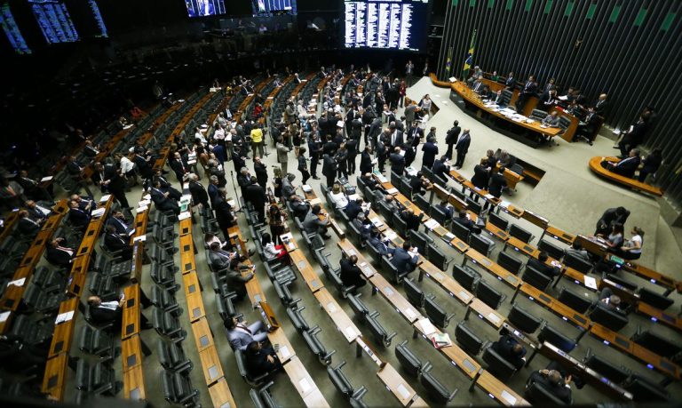 Câmara aprova multa para empresa que pagar salário diferente a homens e mulheres