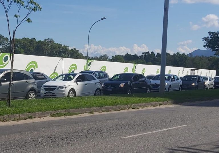 Engavetamento deixa trânsito parado na orla de Camburi