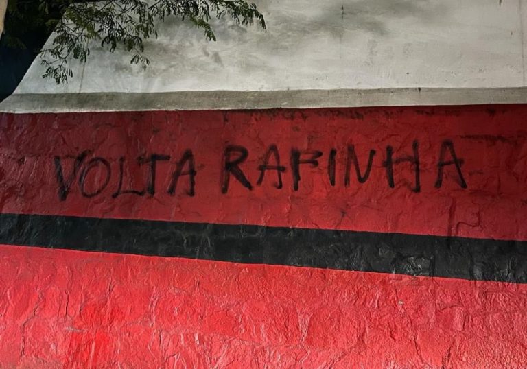 Muros da Gávea são pichados com pedido de volta de Rafinha ao Flamengo