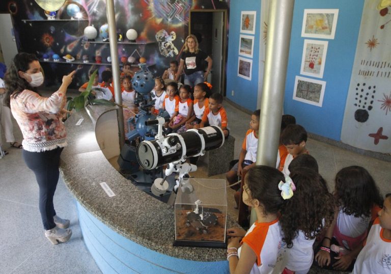 Planetário de Vitória leva estudantes para “viajar” pelo universo