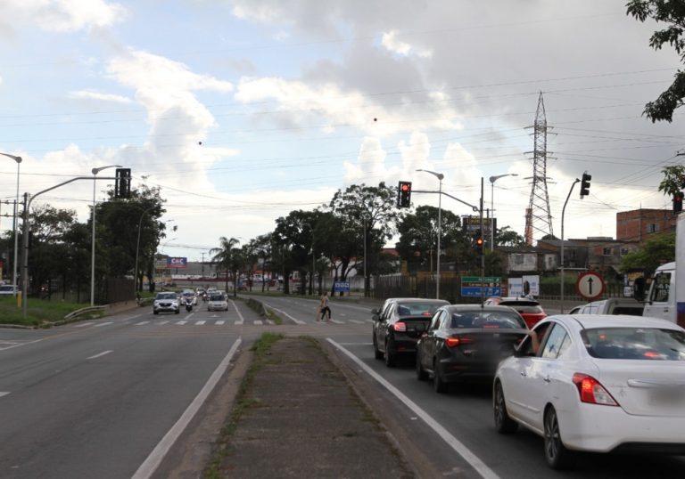 Policial penal reage a assalto, atira e fere suspeito dentro de ônibus na Serra
