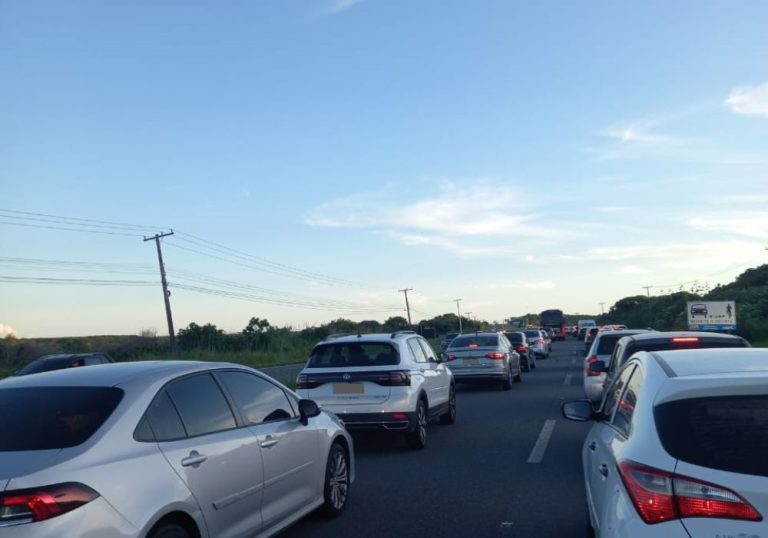 Acidente com capotamento deixa um morto na Rodovia do Sol