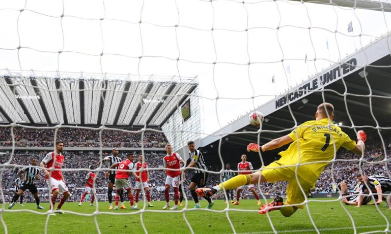 Arsenal derrota Newcastle e fica a um ponto do líder na Premier League