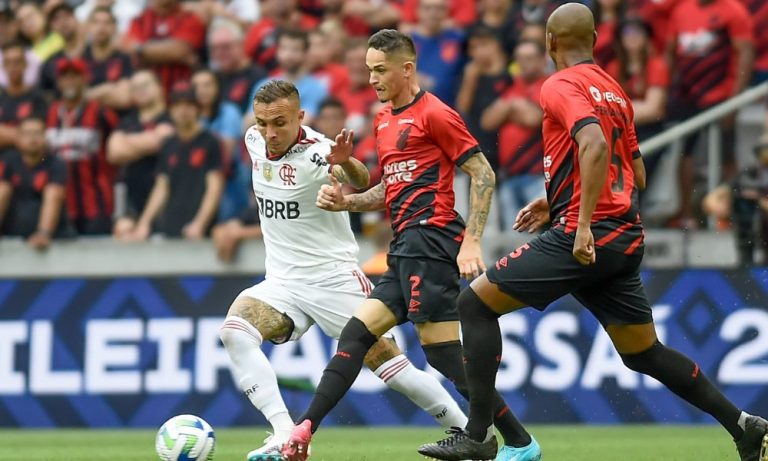 Jogadores do Flamengo e Braz são hostilizados após terceira derrota seguida