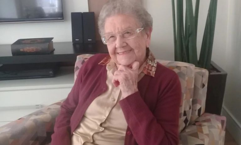 Filhas de Palmirinha se emocionam ao relembrar da mãe durante programa de TV