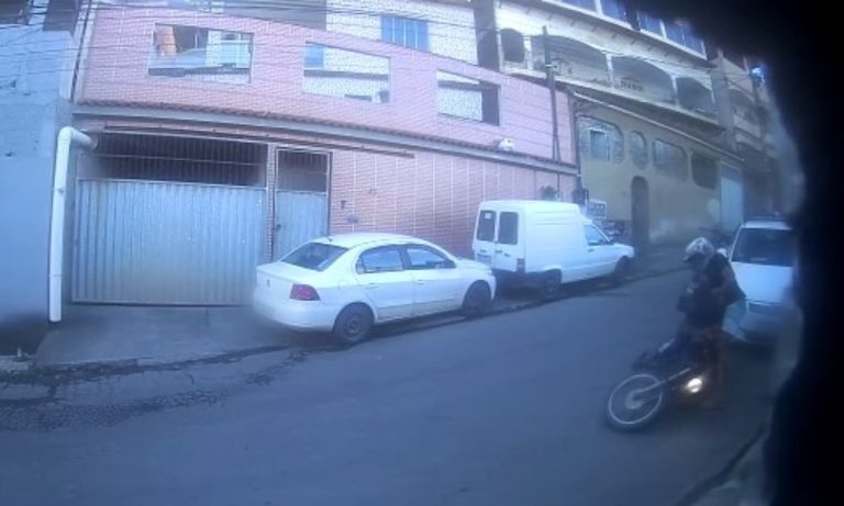 VÍDEO | Ladrões assaltam amigas e são atropelados por motorista em Cariacica