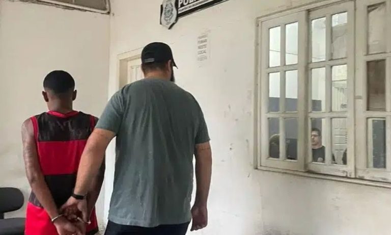 Jovem oferece drogas para policiais e vai preso no Sul do ES