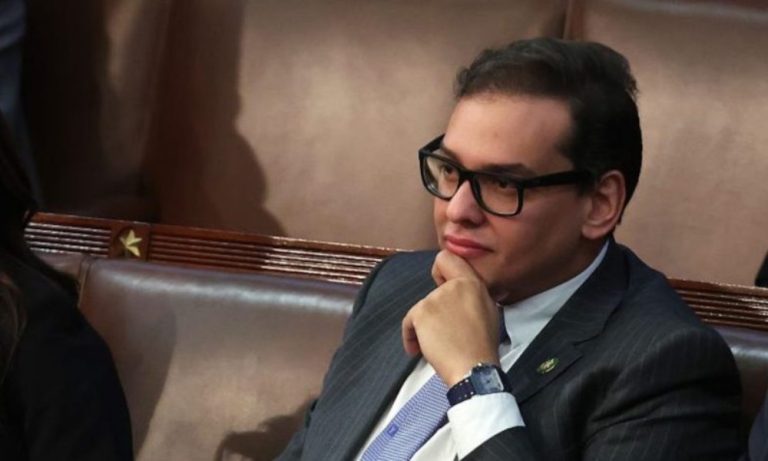 George Santos se entrega à Justiça nos EUA após acusações criminais