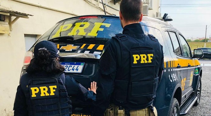 Homem fura blitz da PRF, tenta atropelar policiais e é preso no ES