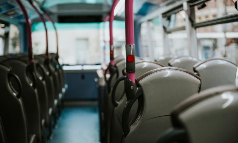 Mulher que sofreu queda após freada em ônibus deve ser indenizada no ES