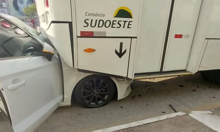 Motorista de carro avaliado em R$ 275 mil bate em ônibus do Transcol e foge