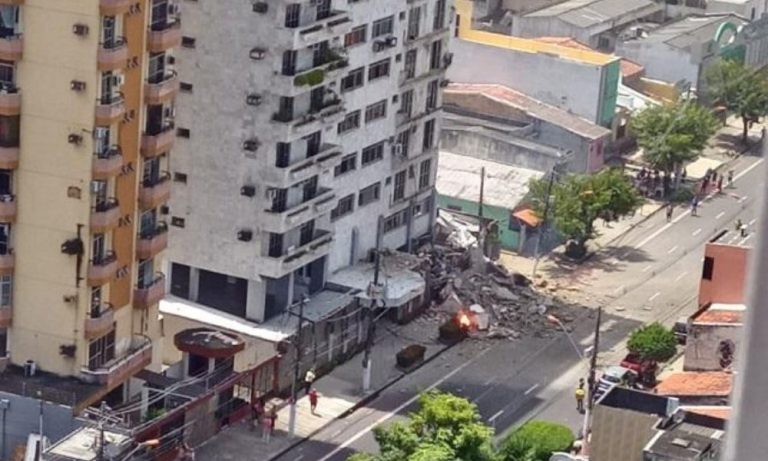 Sacadas de prédio de 13 andares desabam em Belém, no Pará