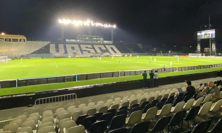Sem vencer há 4 jogos, Vasco encara o Santos em São Januário