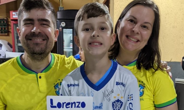 Torcedor mirim ganha camisa do Vitória autografada de aniversário