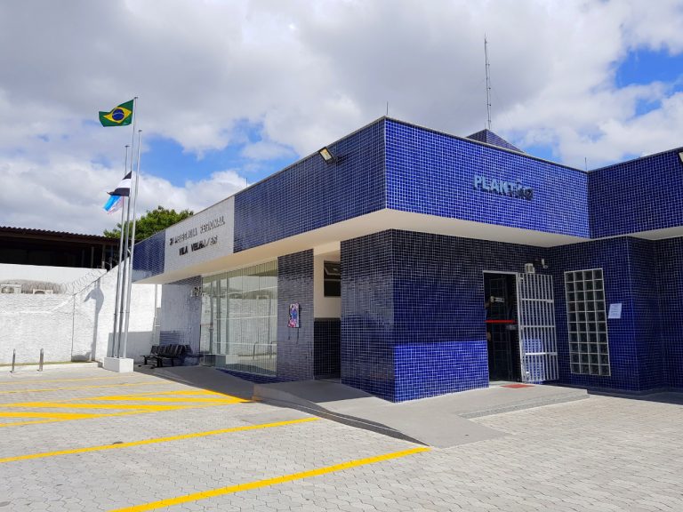 Policiais caem do 3º andar de prédio durante perseguição em Vila Velha
