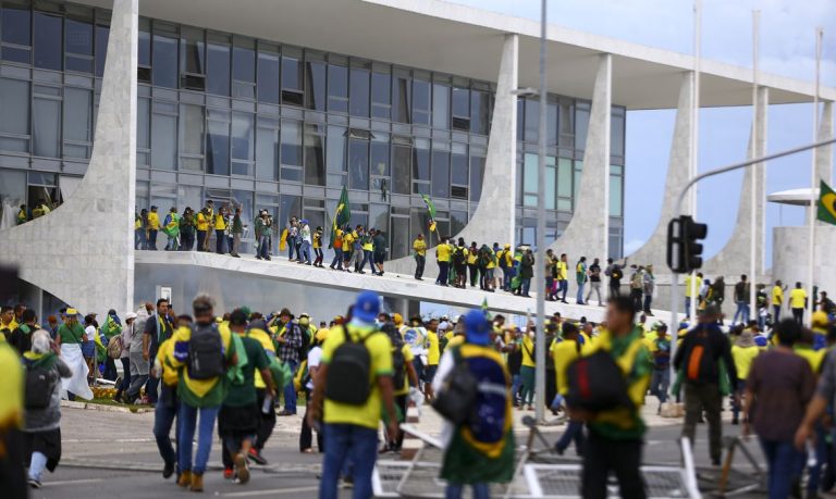 STF faz maioria e agora já são 795 réus por atos radicais de 8 de janeiro