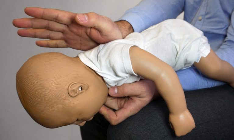 Bombeiros ensinam manobra para casos de bebê engasgado