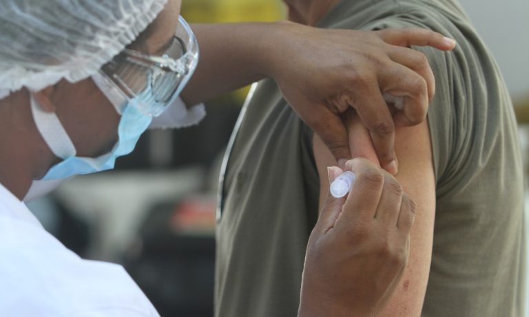 Vitória abre agendamento para vacinação contra gripe e covid. Veja os locais