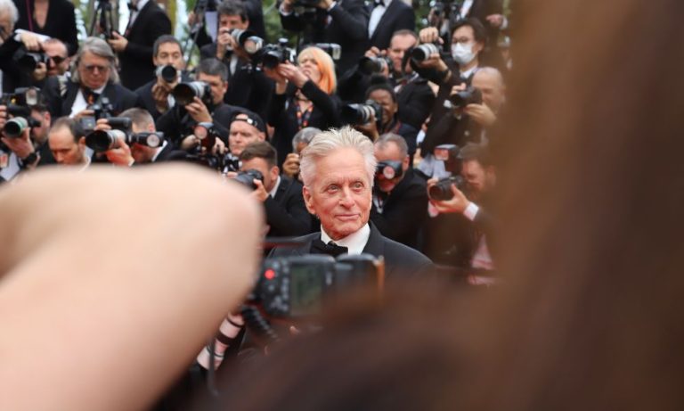 76ª Edição de Cannes homenageia Michael Douglas e reabilita Johnny Depp