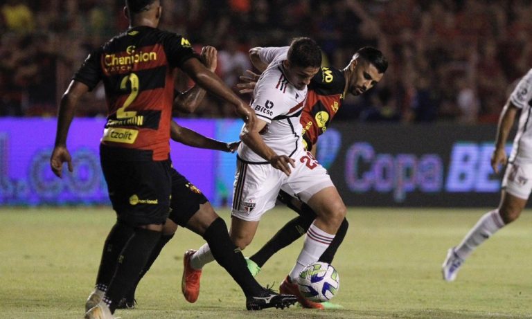 São Paulo aproveita expulsão, bate Sport e encaminha vaga na Copa do Brasil