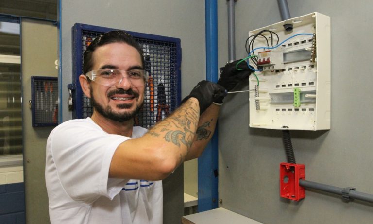 Por salário maior e emprego, 39 mil jovens voltam a estudar no ES