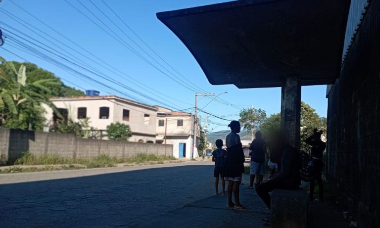 Pai e filho são baleados enquanto esperavam ônibus em Cariacica