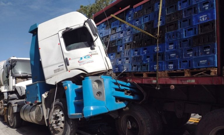 Engavetamento deixa um morto e complica trânsito na BR-101
