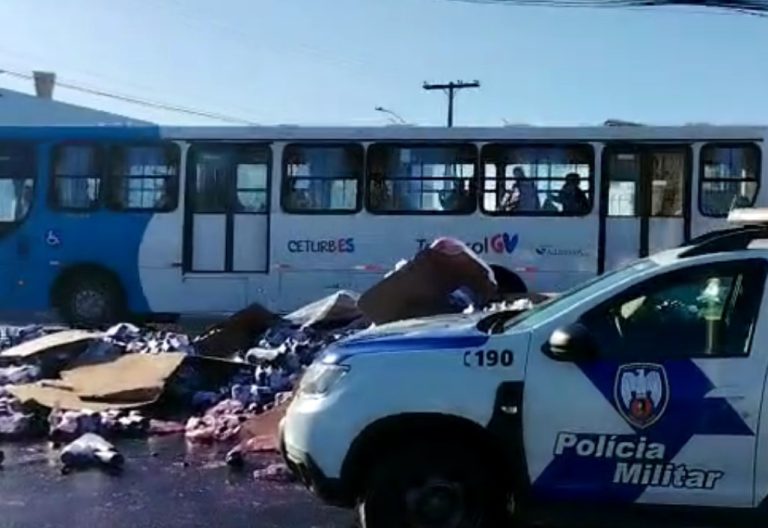 Caminhão tomba e moradores saqueiam carga de suco de uva na Serra