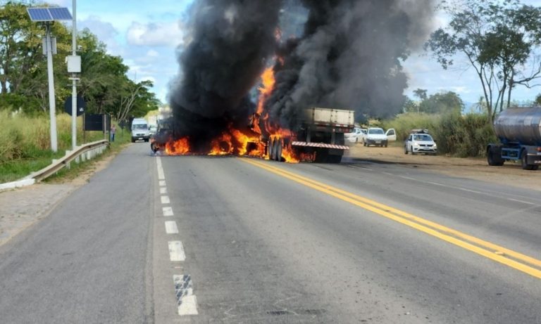 Acidente com tanque de gasolina causa incêndio na BR-101