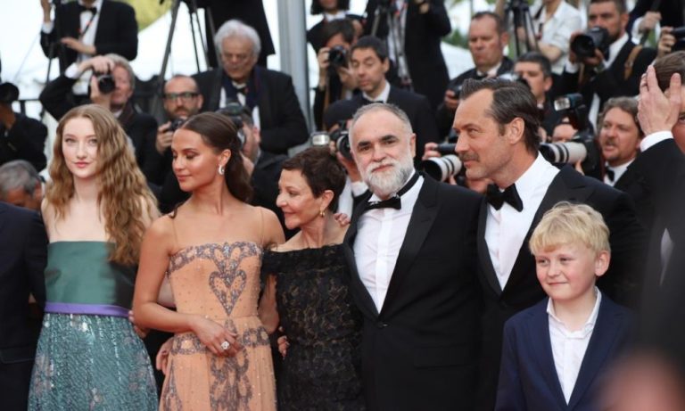 Karim Aïnouz é aplaudido em exibição de filme no Festival de Cannes