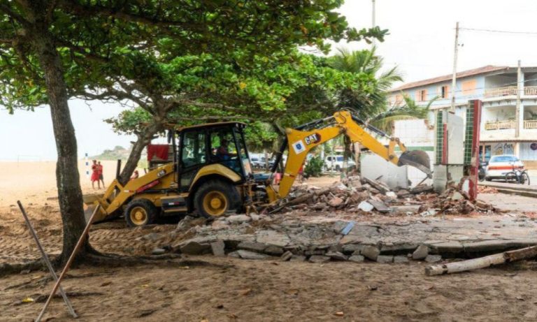​Quiosques da Barra do Jucu são demolidos por decisão judicial