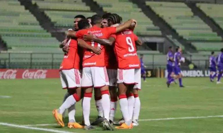 Internacional vence e assume liderança de grupo na Libertadores