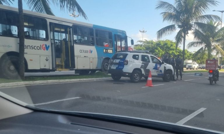 Motorista passa mal e ônibus bate em poste em Vitória
