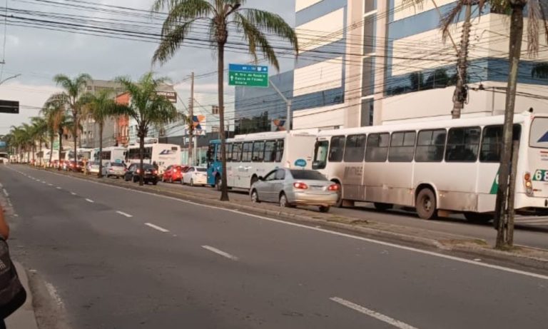 Rodoviários fazem protesto e bloqueiam trânsito na Grande Vitória