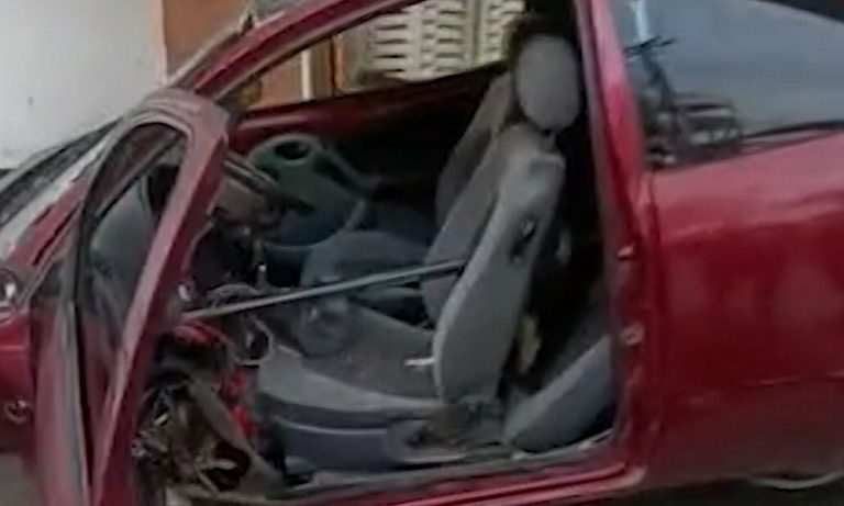 VÍDEO | Carro invade pizzaria e motorista escapa de ser atingido por ferro
