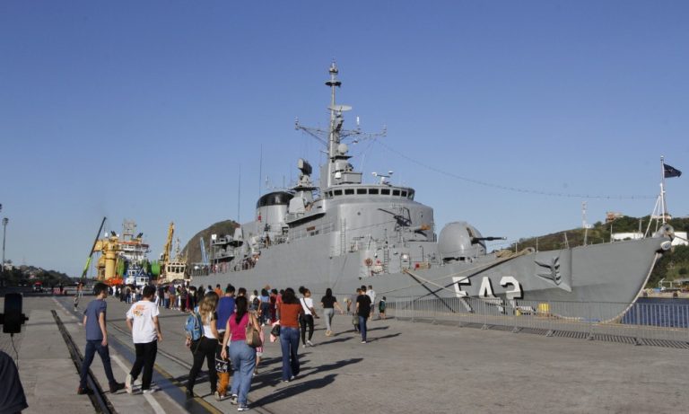 Conheça o interior de um navio de guerra