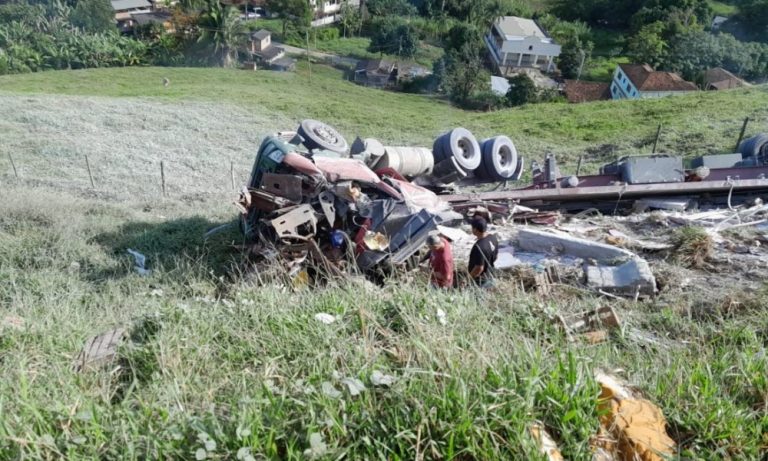 Motorista fica ferido após carreta cair em barranco no Sul do ES