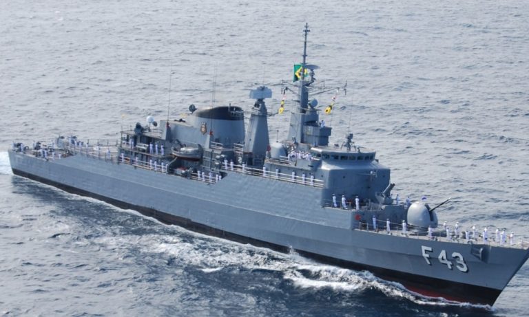 Navio de guerra construído na Inglaterra abre visitação no Porto de Vitória