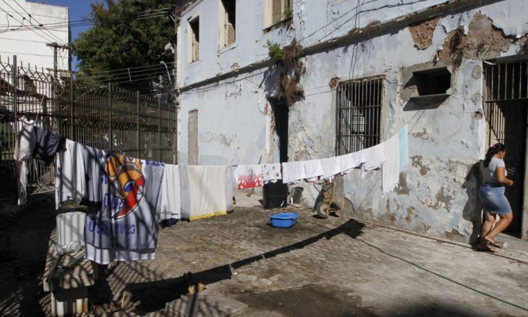 Sem teto para morar, famílias ocupam prédios históricos no Centro