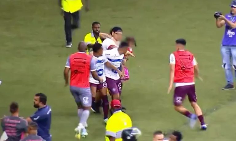 Torcedor do Inter que invadiu campo com filha no colo é suspenso por 10 jogos