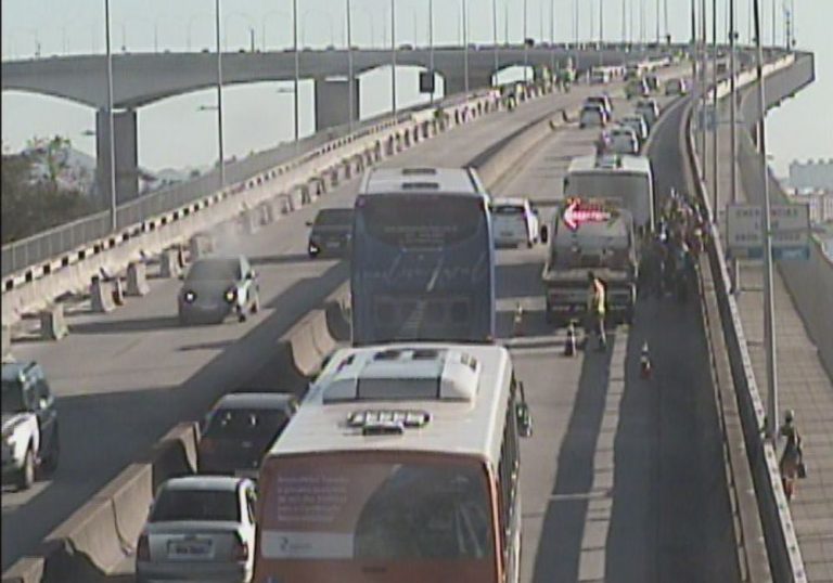 Ônibus do Transcol quebra em cima da Terceira Ponte e complica trânsito