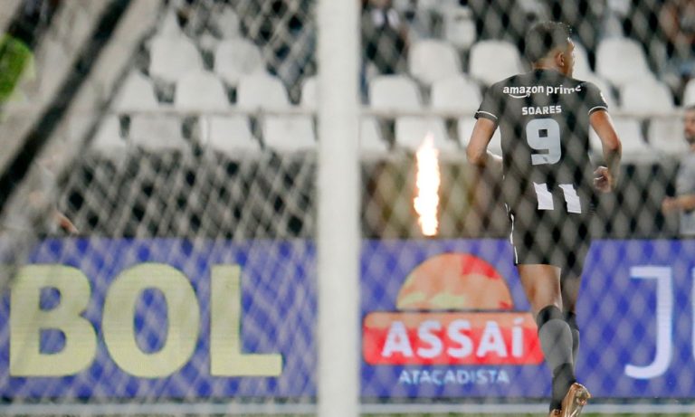 Botafogo vence de novo, afunda Corinthians e retoma liderança do Brasileiro