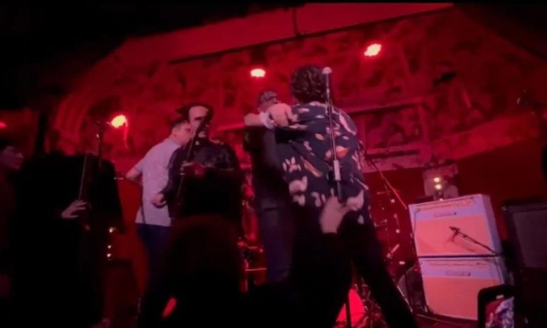 VÍDEO | Integrantes de banda de rock trocam socos e chutes no meio do show