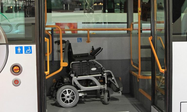 Idosa cadeirante morre ao cair de ônibus em movimento no Rio