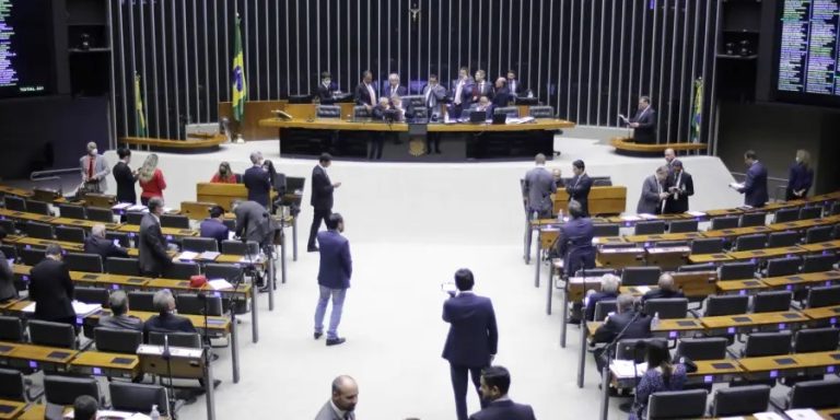 Câmara instala CPIs para investigar Americanas, MST e apostas esportivas