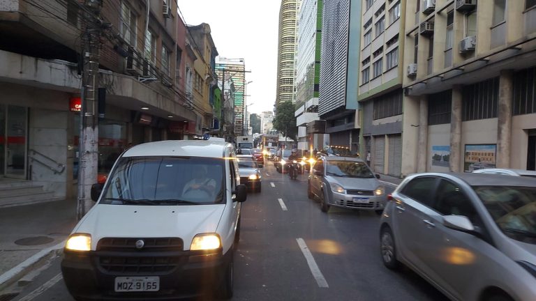 Protesto interdita trânsito no Centro de Vitória