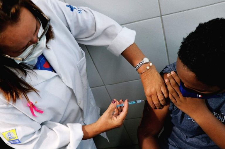 Recife vacina contra gripe e Covid-19 neste fim de semana