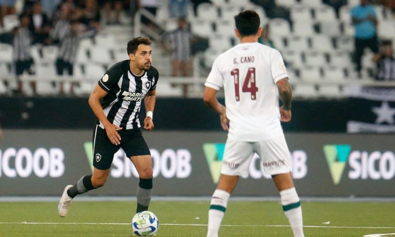 Botafogo vence clássico com o Fluminense e mantém liderança do Brasileirão