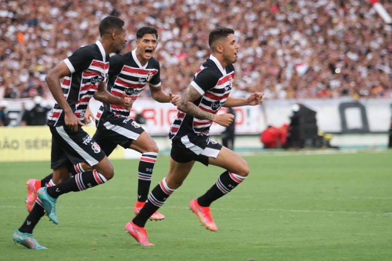 Santa Cruz derrota o Campinense com o Arruda cheio