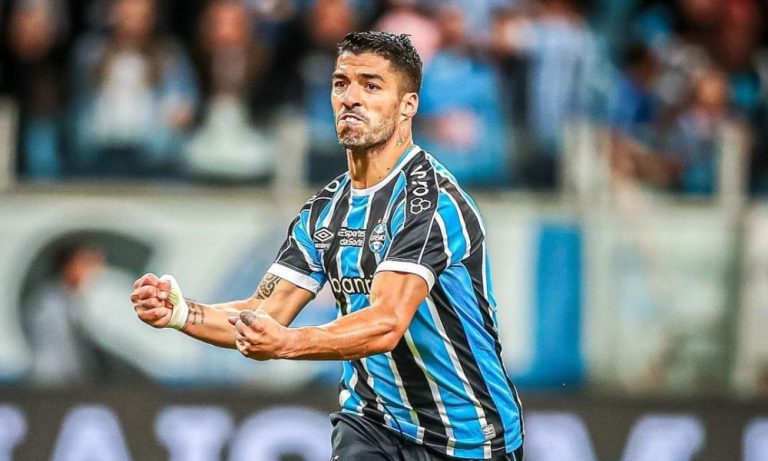 Grêmio domina, vence GreNal com show de Suárez e afunda o Inter